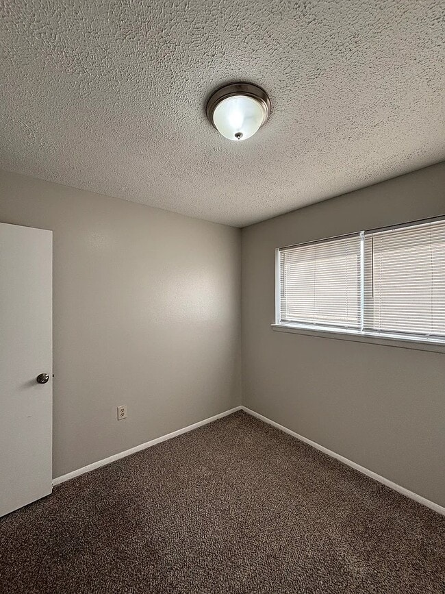 Building Photo - 1220 Twin Lakes Dr