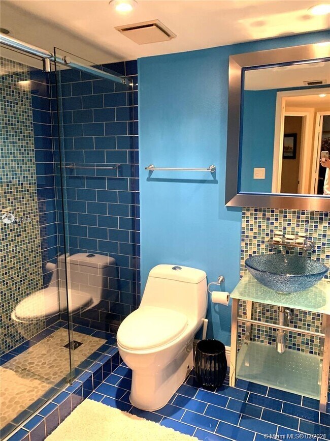 Building Photo - 520 Brickell Key Dr