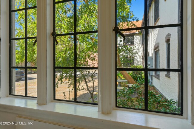 Building Photo - 3319 Pine St