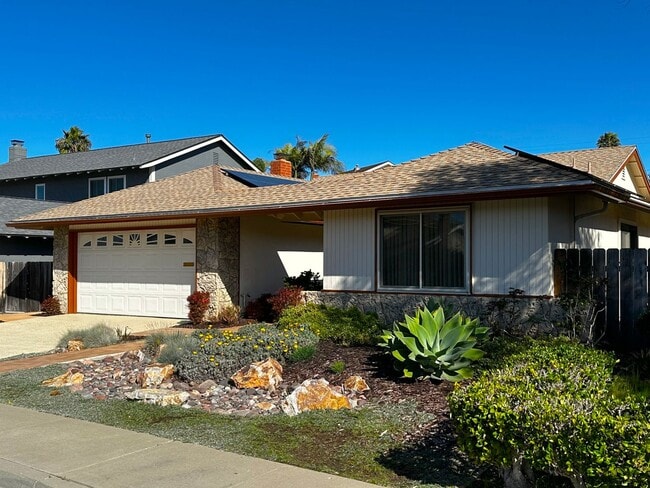 Building Photo - 3/2 house in North Clairemont! 2 car garag...