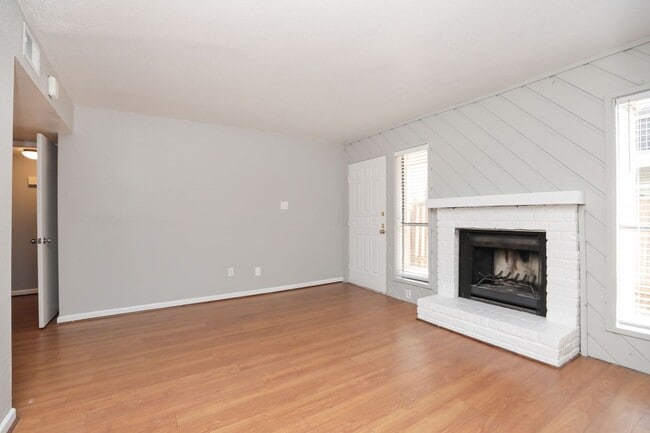 Building Photo - For Lease-Housing Vouchers Accepted | 2 Bed, 2 Bath | 925 Sq Ft | Lakecrest Community |