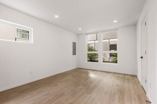 Building Photo - Modern Standalone Townhome with Private Rooftop Deck