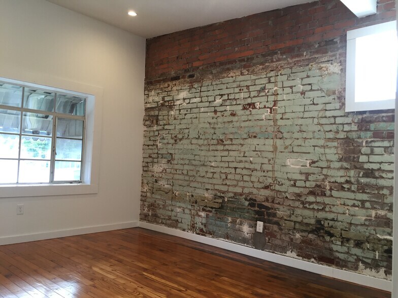 Building Photo - 406 E 9th St