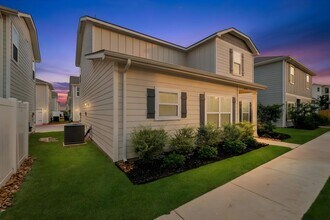 Building Photo - Clean & Modern Townhome with No Carpet and Lawn Service Included