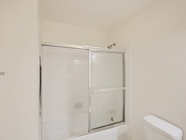 Building Photo - Stunning 1 bedroom 1 Bathroom in Lakewood!