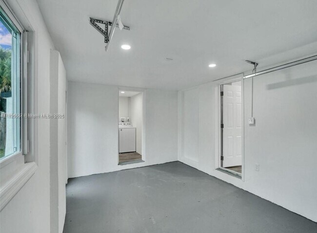Building Photo - 2573 Conroy Dr