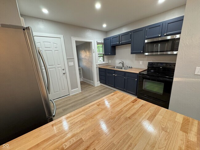 Building Photo - 4561 Winthrop Ave