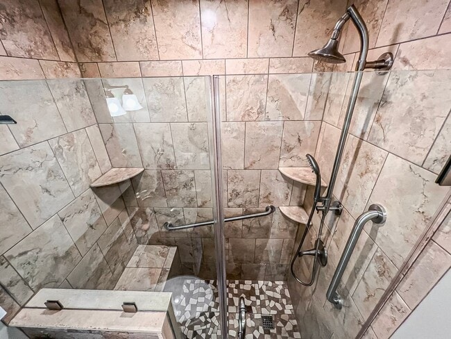 Building Photo - Cheerful 3 Bedroom 2 Bathroom With Office ...