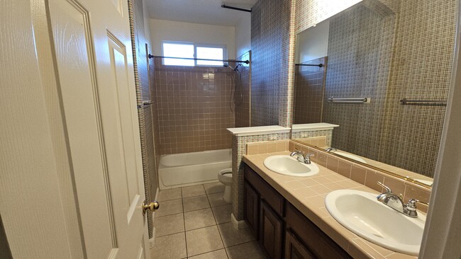 Building Photo - 5012 Crest Dr