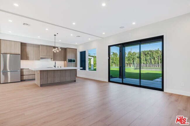 Building Photo - 8670 Encino Ave