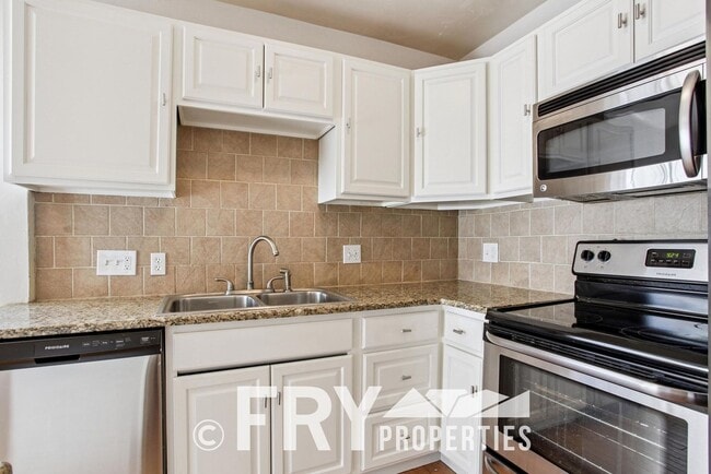 Building Photo - Spacious Sunnyside Home with Huge Yard