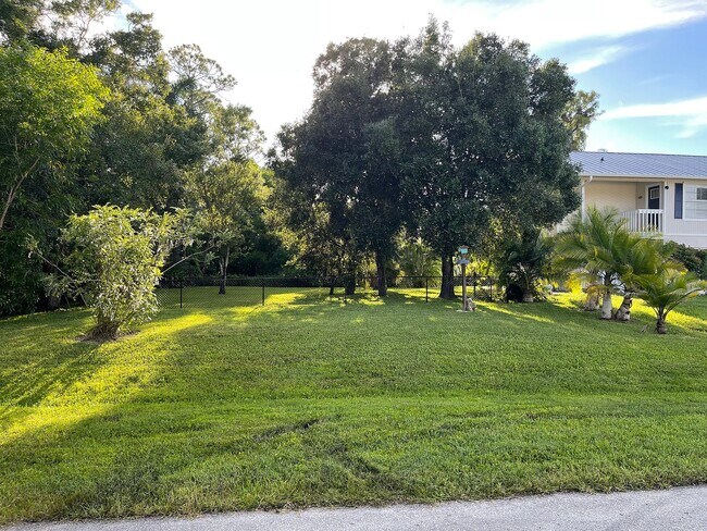 Building Photo - 1337 Center Ln