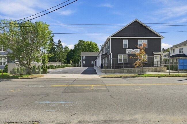 Building Photo - 61 Parker St