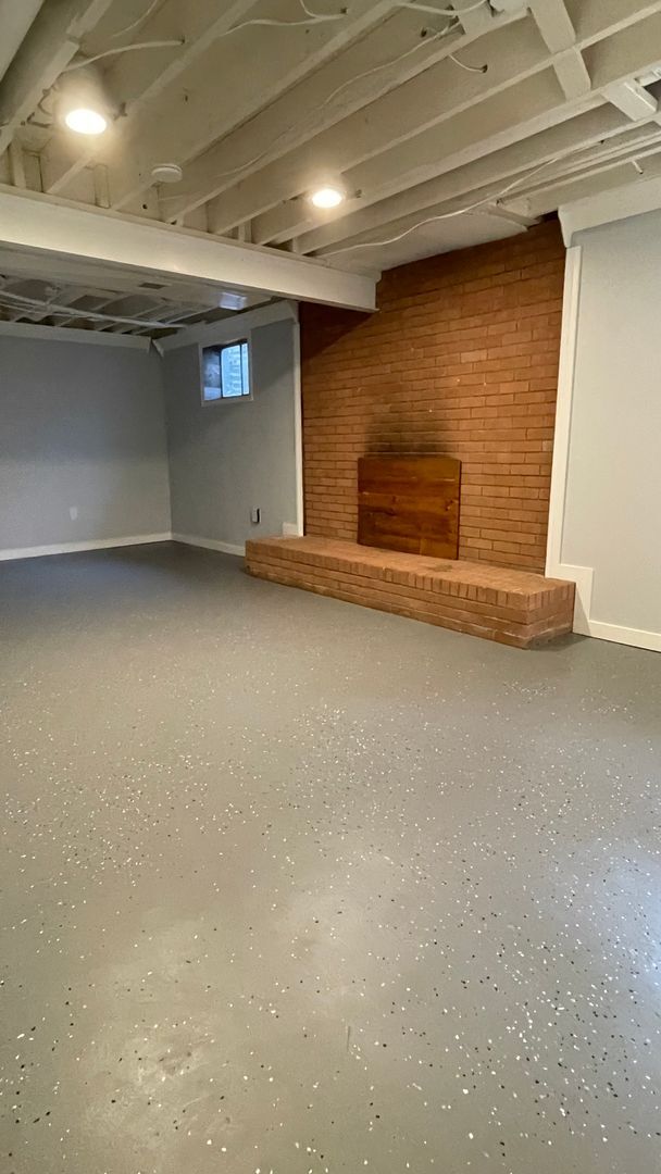 Building Photo - Spacious 4-Bedroom with Mountain Views & U...