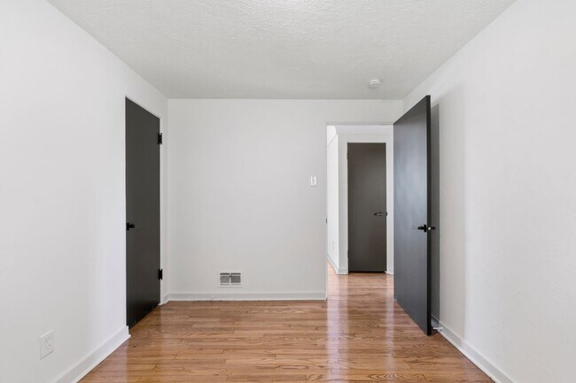 Building Photo - AVAILABLE NOW!! Fully RENOVATED 3-bedroom in CASTLE SHANNON!