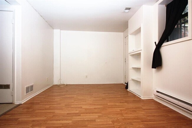 Building Photo - 228 Christopher Columbus Dr