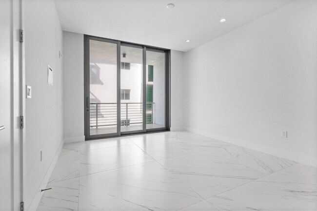 Building Photo - 495 E Royal Palm Rd