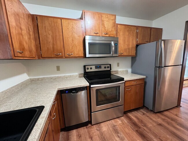 Building Photo - Showings this weekend! Partially fenced yard, garage, 3 bedroom