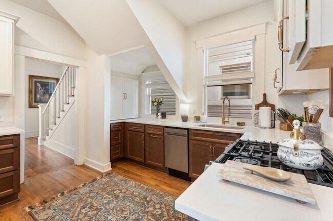 Building Photo - Charming 3 Bedroom Home Near Downtown Savannah with Flex Room & Fenced Yard
