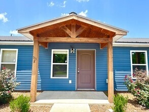 Building Photo - 1 Bedroom/ 1 Bathroom Triplex Unit in Sout...