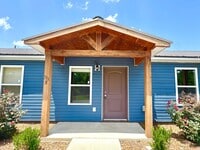 Building Photo - 1 Bedroom/ 1 Bathroom Triplex Unit in Sout...