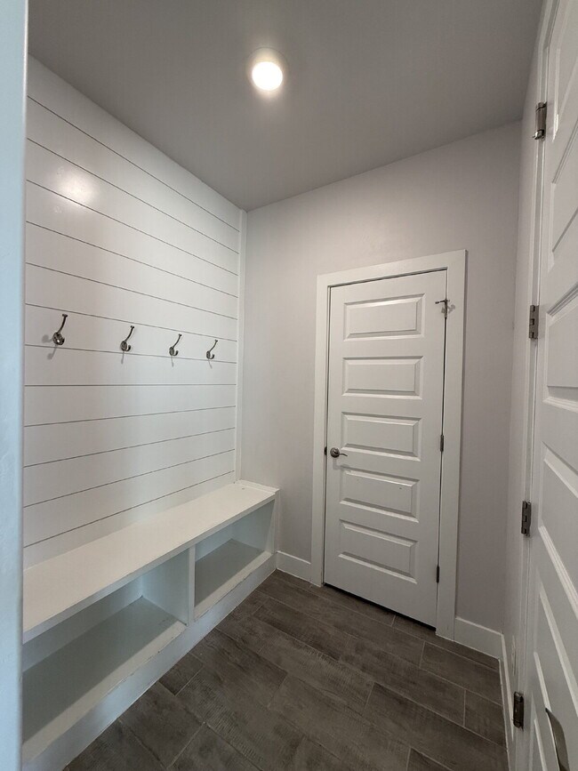 Building Photo - Modern retreat with room to grow. Everything you need in the heart of the Westside. Ready to move...