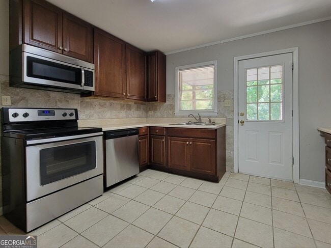 Building Photo - 268 Elks St