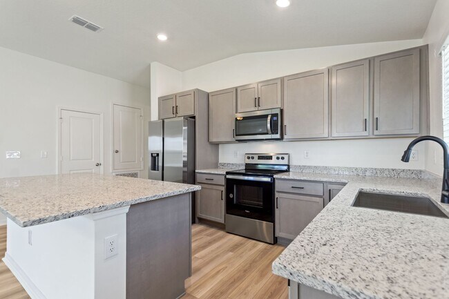 Building Photo - Beautiful Newer Build! Pet-Friendly 4-Bedr...