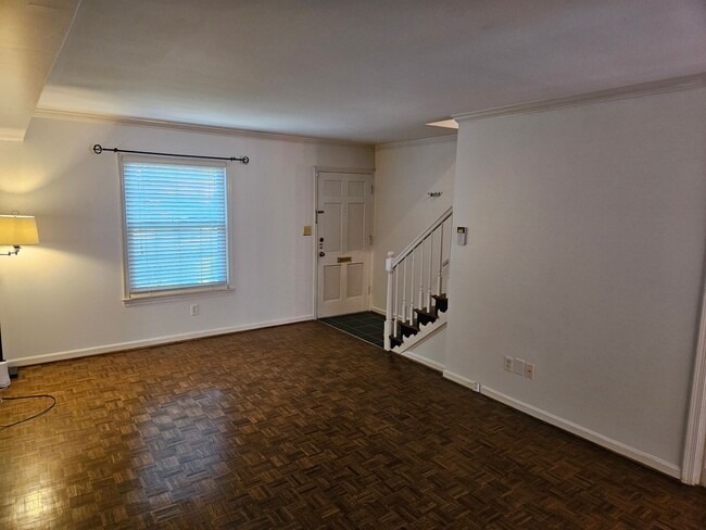 Building Photo - Lovely 3Br 1 1/2ba End-Unit Townhome in Po...