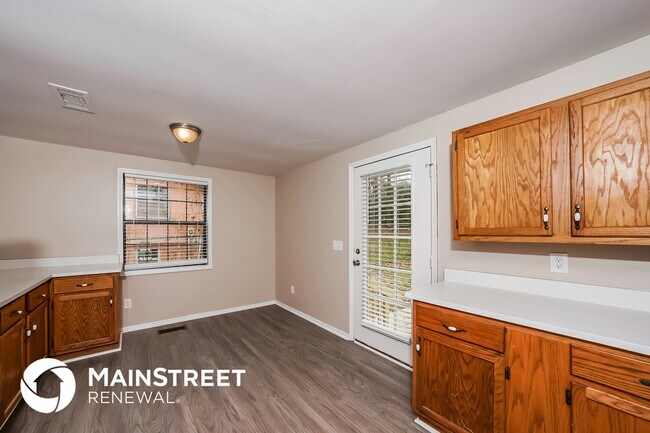 Building Photo - 5057 Oak Leaf Cir