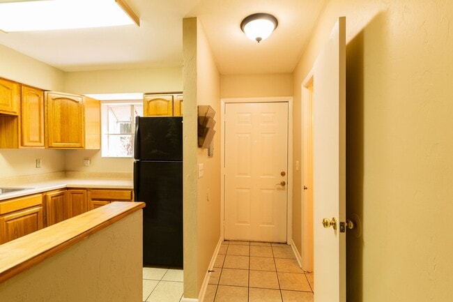 Building Photo - 2 Bedroom, 2.5 Bath Townhome In SW Pickwick Park