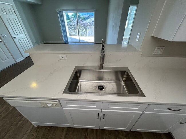 Building Photo - Temecula PKwy. 1 Bedroom, 1 Bath Condo with Garage