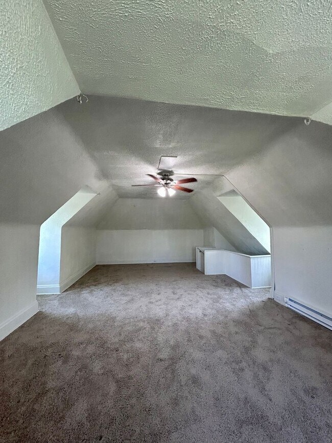 Building Photo - Large 4 Bedroom 1 Bathroom House (Marshall...
