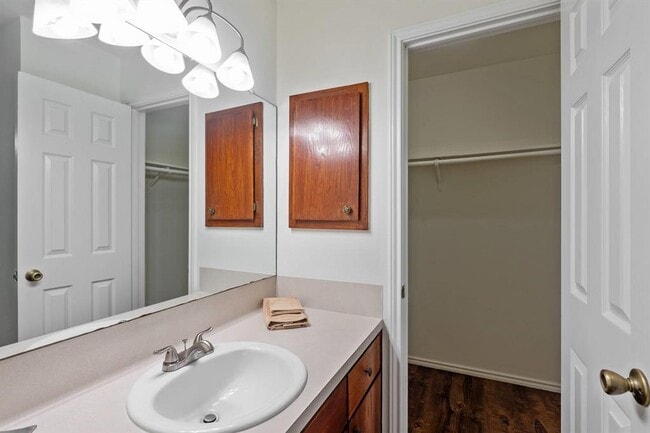 Building Photo - 1802 Dixie Ln