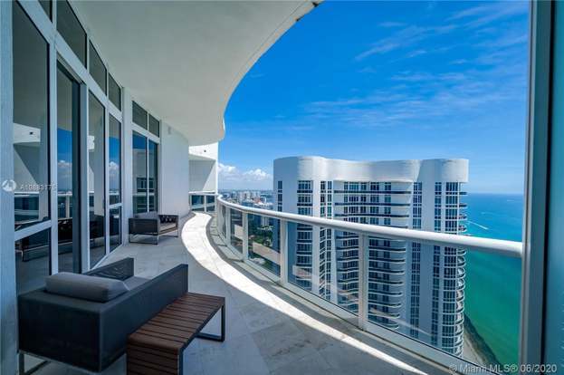 Building Photo - 15811 Collins Ave