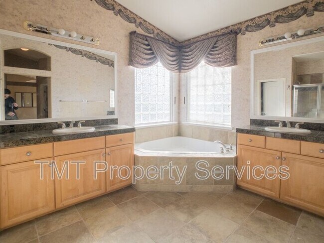 Building Photo - 9510 Stone Springs Dr