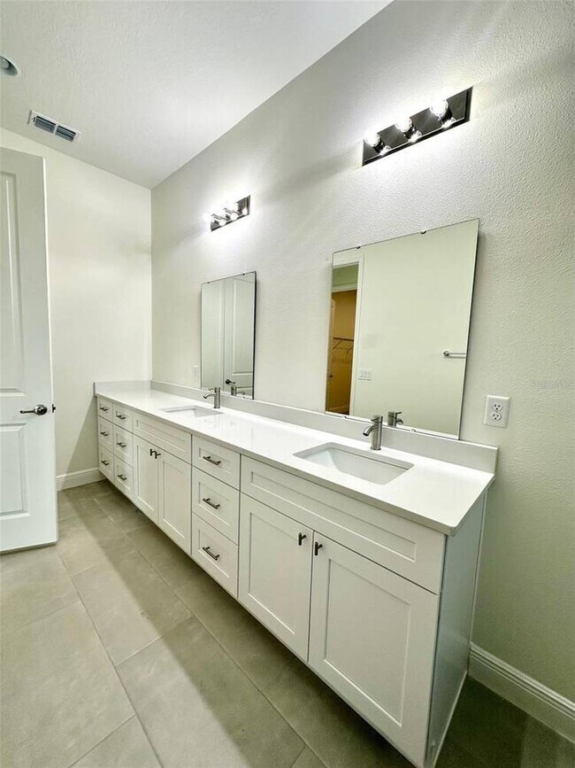 Building Photo - 562 Kilimanjaro Dr