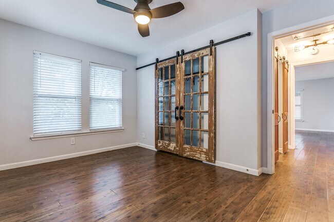 Building Photo - 326 Simon St