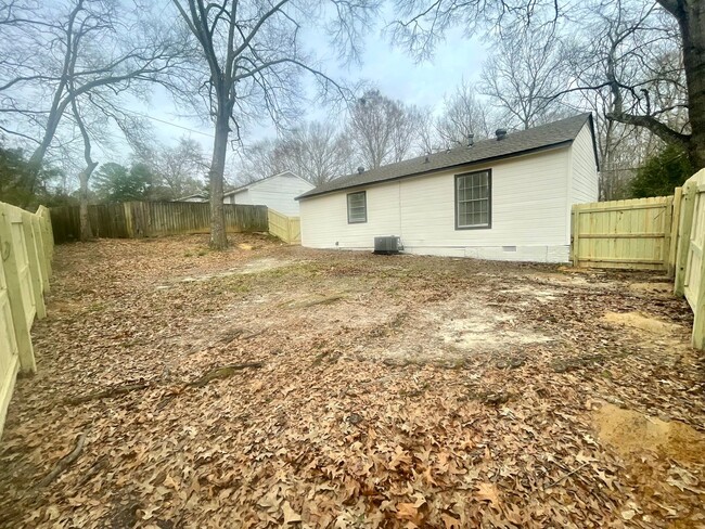 Building Photo - 2 Bed/1 Bath Home for Rent in Brandon!