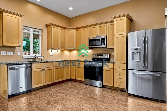 Building Photo - Cozy Retreat in Shoreline – Your Perfect 1,000 sqft Haven