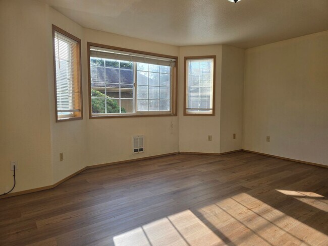 Building Photo - 3202 Morrison Rd W