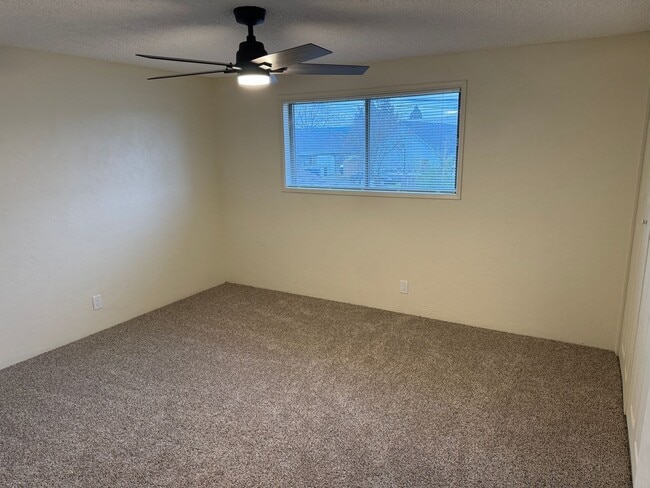 Building Photo - Beautifully updated 2 bedroom 1.5 bath duplex in Springfield!