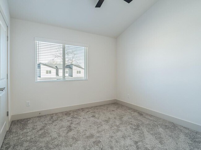 Building Photo - 657 Sun Meadow Dr