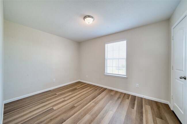 Building Photo - 5735 Rainbow Rd.
