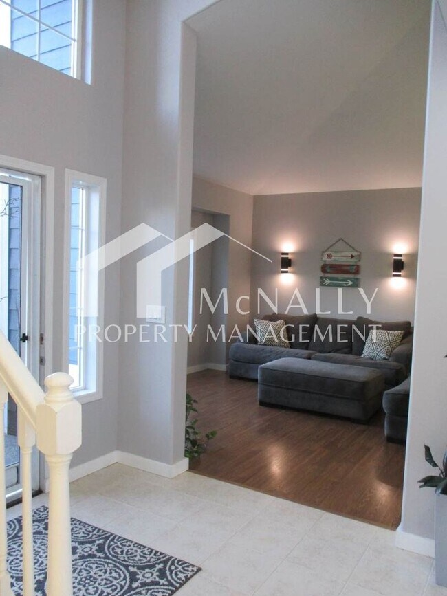 Building Photo - Modern 3-Bedroom, 2.5 Bath Home in a Point Richmond Ridge Cul-de-Sac