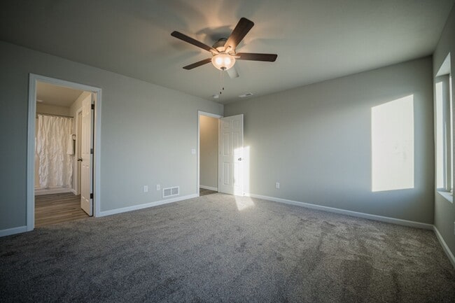 Building Photo - Quiet, clean and peaceful! Welcome home!