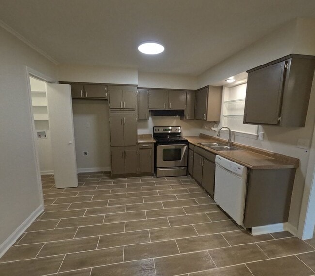 Building Photo - Spacious 5BR/2BA Rental with Bonus Living Space & Great Location