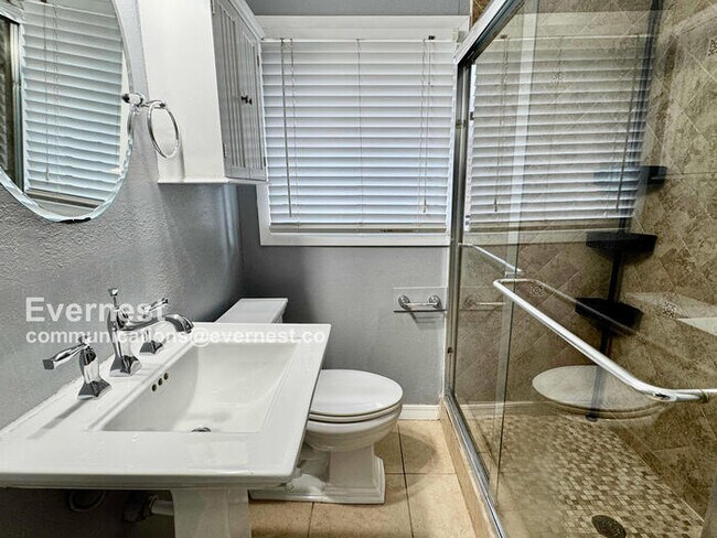Building Photo - Lovely 3-Bedroom Home with Modern Amenitie...