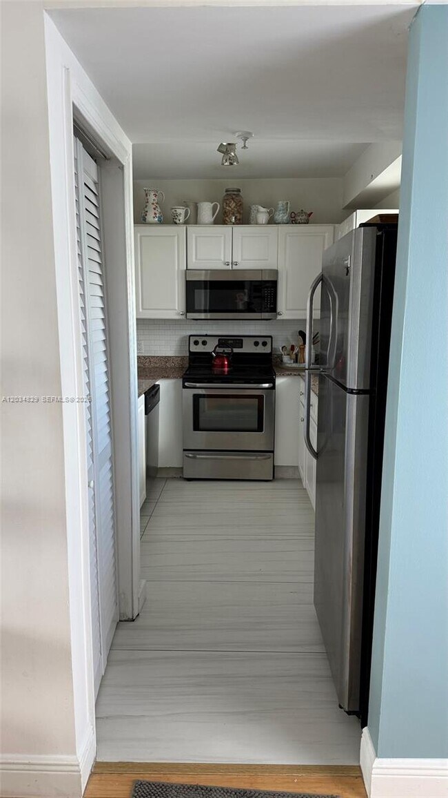 Building Photo - 7800 Collins Ave