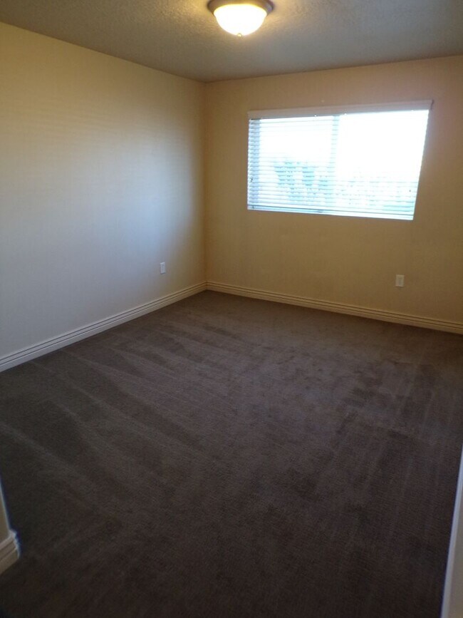 Building Photo - Great 3 Bed 2 Bath Sandy Condo!!